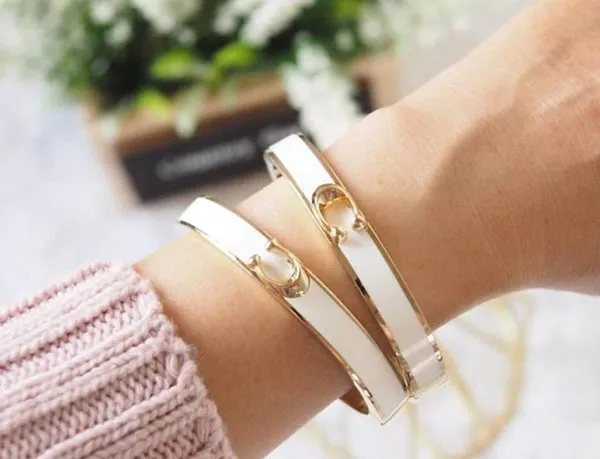 Vòng Đeo Tay Coach Signature Push Hinged Bangle F67480 Màu Trắng Vàng