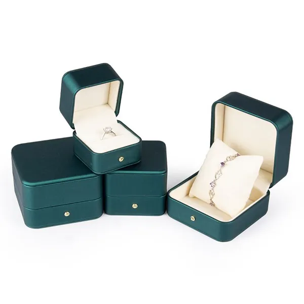 Hộp Đựng Nhẫn, Khuyên Tai LiLi Jewelry Bọc Nhung Da Augustus Lili_668558 Màu Xanh Lá (Bán Kèm Khi Mua Trang Sức) - Phụ kiện - Vua Hàng Hiệu