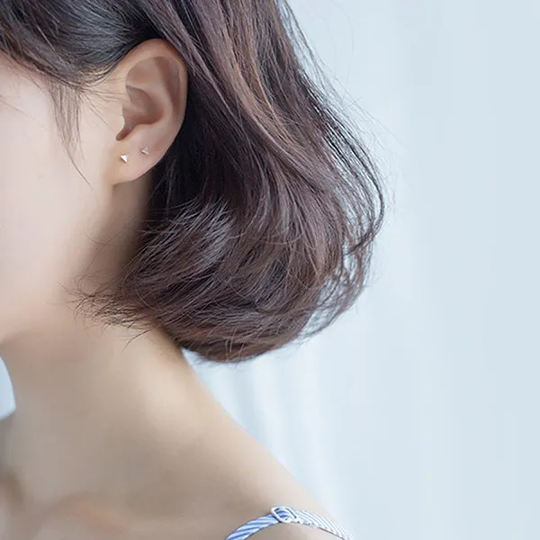 Khuyên Tai LiLi Jewelry Mini Hình Tam Giác LiLi_214911 Màu Bạc