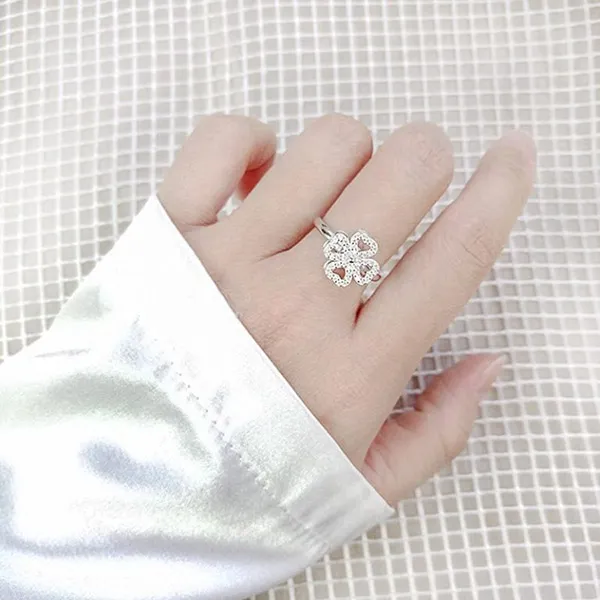 Nhẫn LiLi Jewelry Hình Cỏ Bốn Lá Dạng Xoay Đính Đá Cz Lili_482977 Màu Bạc