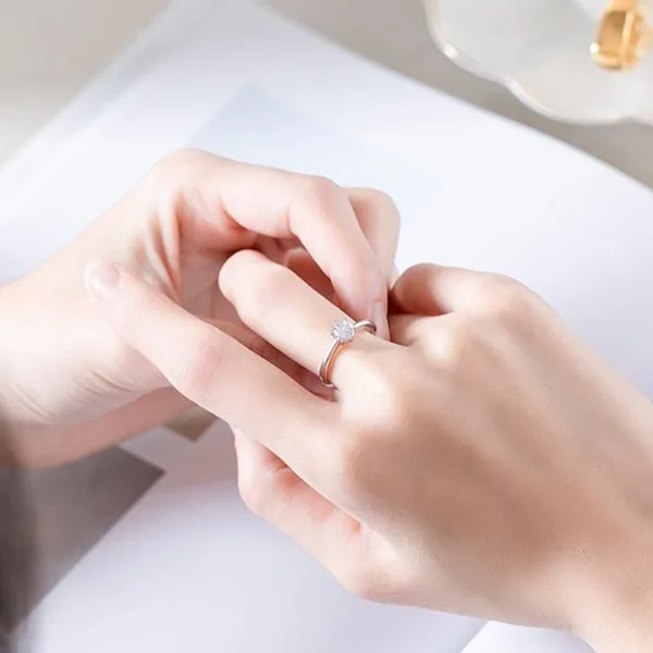 Nhẫn LiLi Jewelry The Queen Đính Đá Cz Lili_521264 Màu Bạc