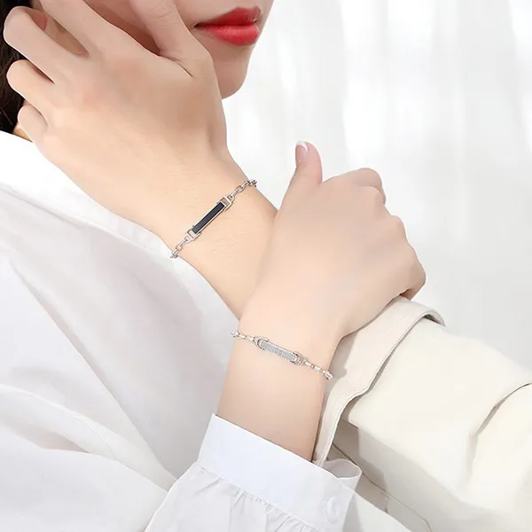 Vòng Đeo Tay Đôi LiLi Jewelry Mặt Đóng Mở Khắc Chữ Đính Đá CZ Lili_361965 Màu Bạc