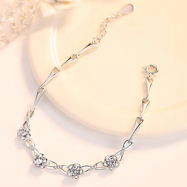 Vòng Đeo Tay LiLi Jewelry Hình Hoa Mai Đính Đá CZ Lili_196734 Màu Bạc