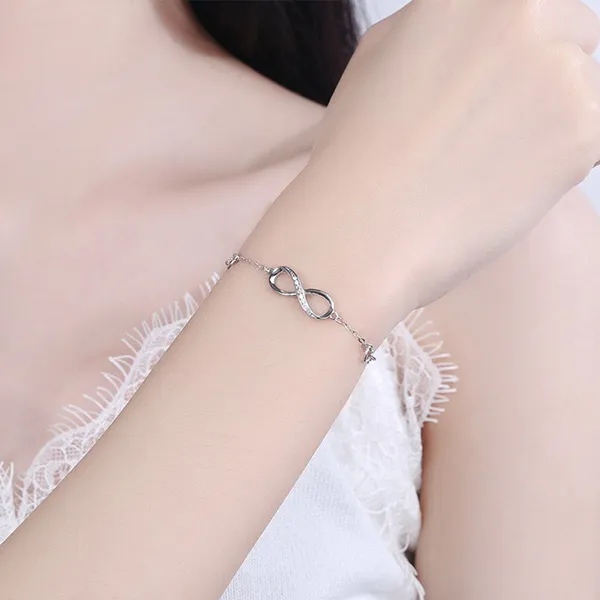 Vòng Đeo Tay LiLi Jewelry Hình Vô Cực Đính Đá CZ Lili_877257 Màu Bạc