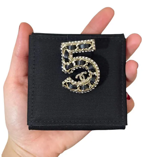 Cài Áo Chanel Jewelry Casual Style Street Màu Đen Vàng - Phụ kiện - Vua Hàng Hiệu