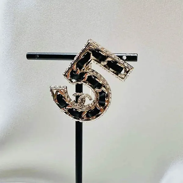 Cài Áo Chanel Jewelry Casual Style Street Màu Đen Vàng - Phụ kiện - Vua Hàng Hiệu