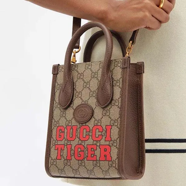 Túi Đeo Chéo Gucci Tiger GG Supreme Màu Nâu Đỏ