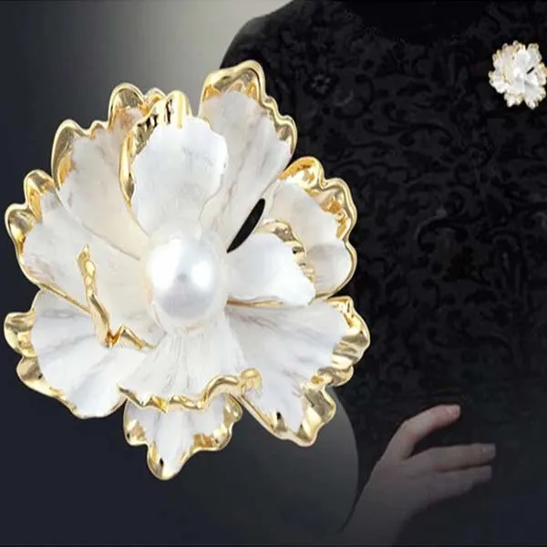 Cài Áo Meri Hoa Sen Ngọc Trai Sang Trọng BR468 Màu Trắng Vàng