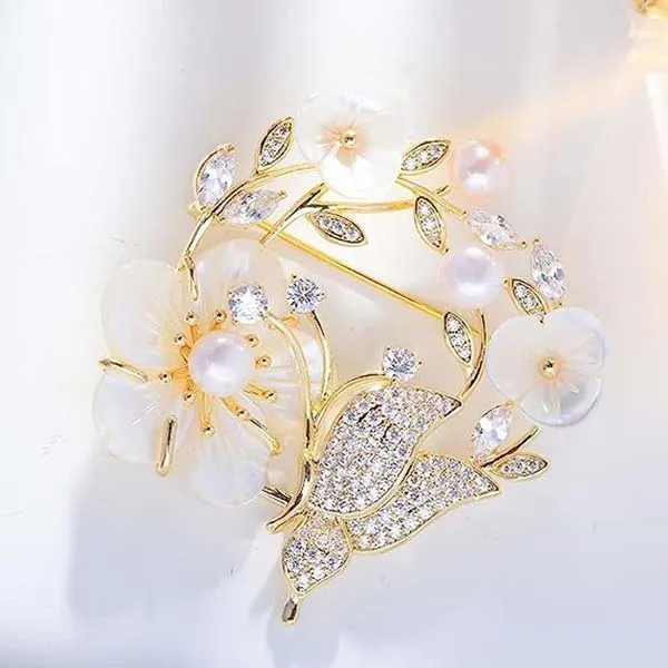 Cài Áo Meri Vòng Hoa Xà Cừ Sang Trọng BR467 Màu Trắng Vàng