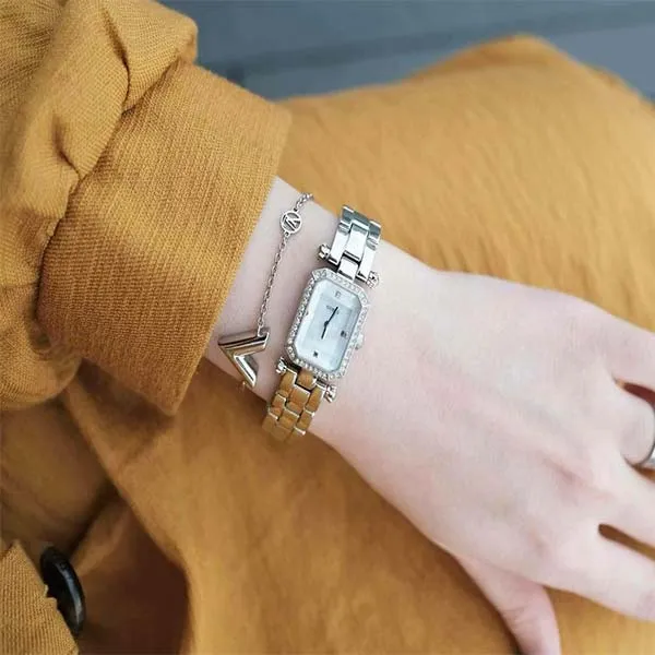 Đồng Hồ Nữ Guess W0107L1 Mặt Chữ Nhật Màu Bạc
