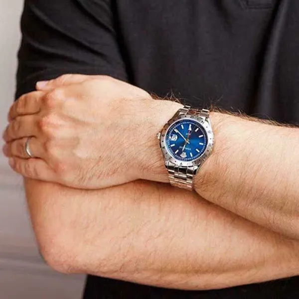 Đồng Hồ Versace Hellenyium GMT Analog Display Swiss Quartz V11010015 42mm Màu Xanh Bạc