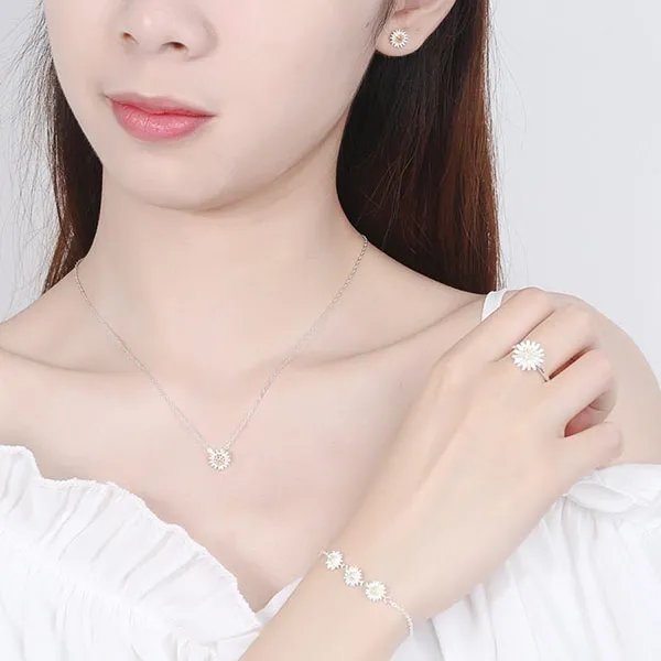 Set Dây Chuyền, Khuyên Tai, Vòng Đeo Tay, Nhẫn Lili Jewelry Hoa Cúc Họa Mi 765251 Màu Trắng Bạc