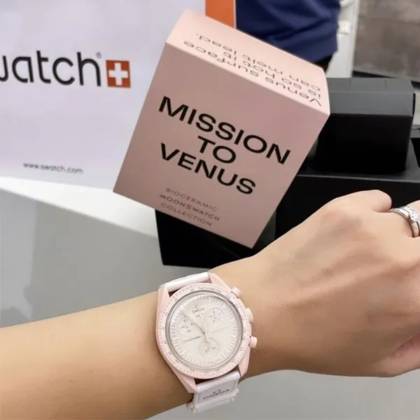 Đồng Hồ Omega MoonSwatch Mission To Venus SO33P100 Màu Kem Hồng