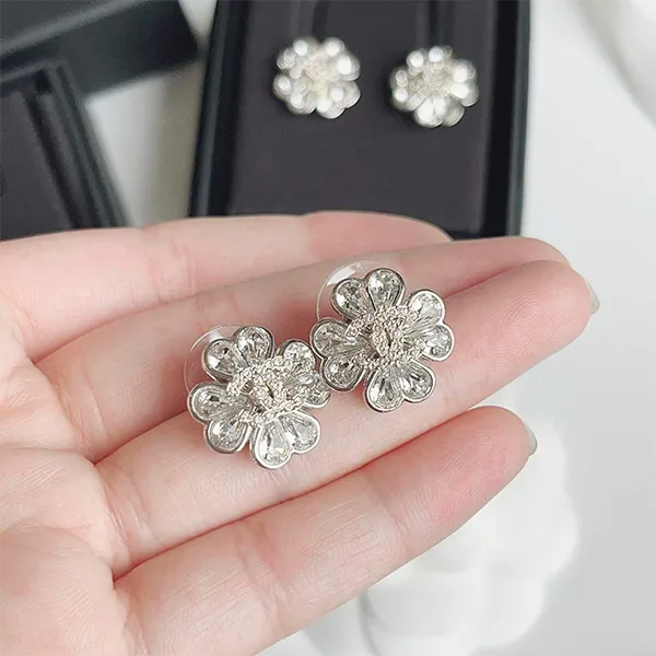 Khuyên Tai Nữ Chanel Earrings Flower CC Màu Bạc