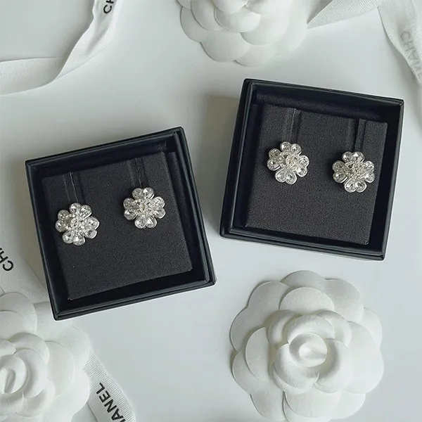 Khuyên Tai Nữ Chanel Earrings Flower CC Màu Bạc