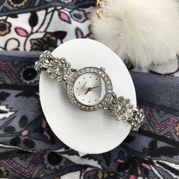 Đồng Hồ Nữ Guess Silver-Tone Jewelry Inspired Watch with Genuine Crystals & Self-Adjustable Bracelet U0527L1 Màu Bạc