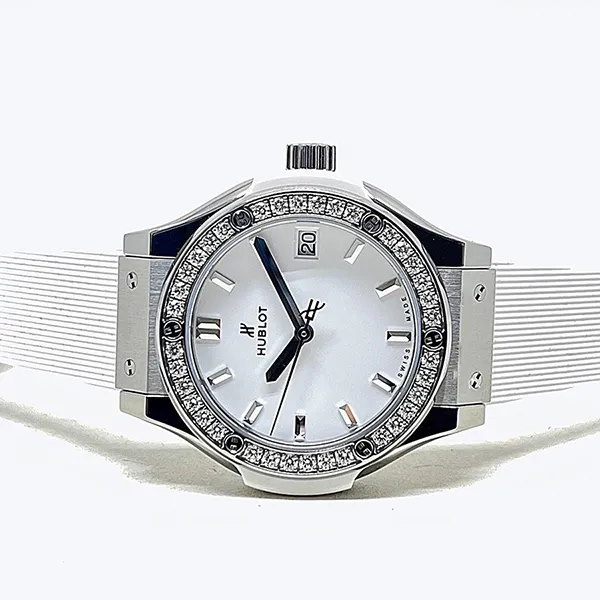 Đồng Hồ Nữ Hublot Classic Fusion White Titanium Diamonds 33mm 581.NE.2010.RW.1204 Màu Trắng