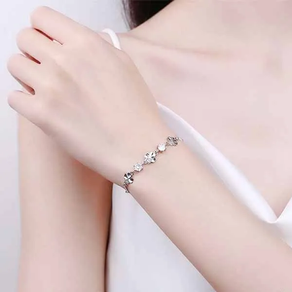 Vòng Đeo Tay Nữ LiLi Jewelry Đính Kim Cương Moissanite Hình Cỏ 4 Lá Amelia LILI_054705 Màu Bạc