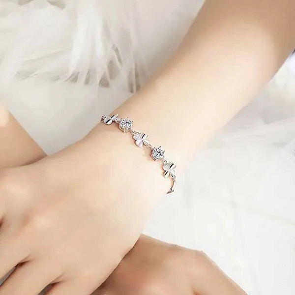 Vòng Đeo Tay Nữ LiLi Jewelry Đính Kim Cương Moissanite Hình Cỏ 4 Lá Amelia LILI_054705 Màu Bạc