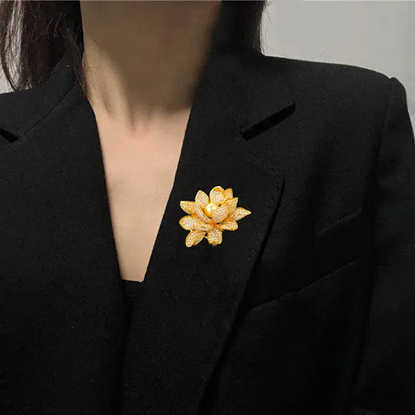 Cài Áo Nữ Meri Bông Hoa Sen Vàng Khảm Ngọc Sang Trọng BR391-V Màu Vàng