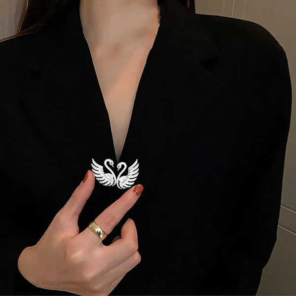 Cài Áo Nữ Meri Cao Cấp Lovely Swan BR533 Màu Bạc