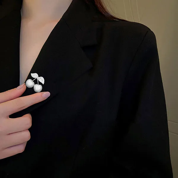 Cài Áo Nữ Meri Cao Cấp White Cherry BR548 Màu Trắng Bạc