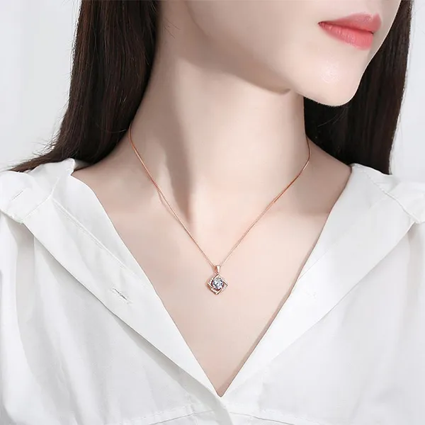 Dây Chuyền Nữ Lili Jewelry Đính Kim Cương Moissanite Tròn Cách Điệu LILI_413898 Màu Vàng Hồng