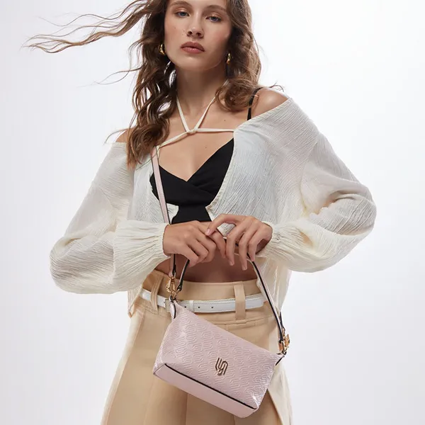 Túi Đeo Vai Nữ Lyn Infinite Mega XS Crossbody Bags LL23MBF120 Màu Hồng