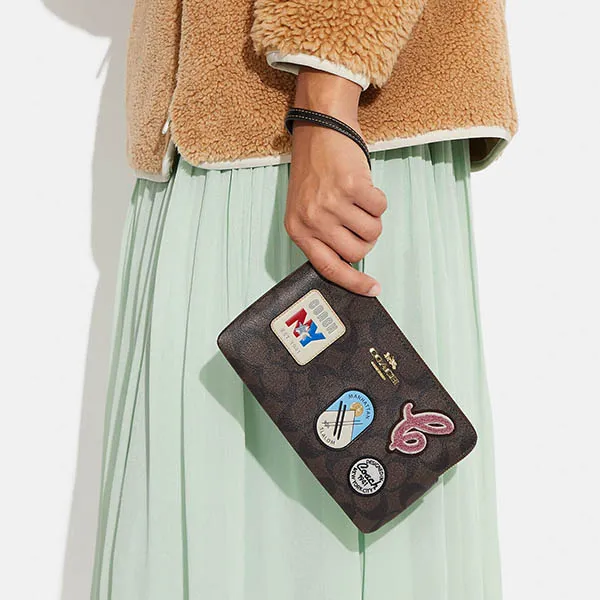 Túi Cầm Tay Coach Large Corner Zip Wristlet In Signature Canvas With Ski Patches CF457 Màu Nâu Đen