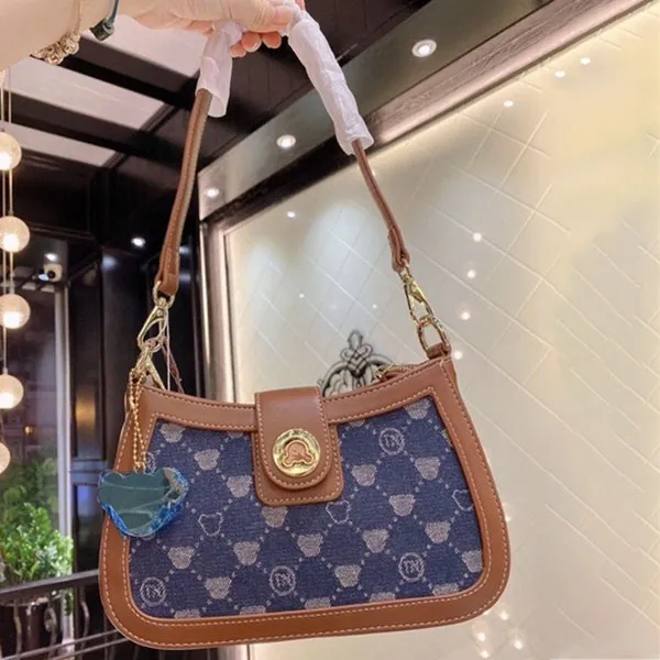 Túi Đeo Vai Nữ TTWN BEAR TN2517 Màu Xanh Viền Nâu