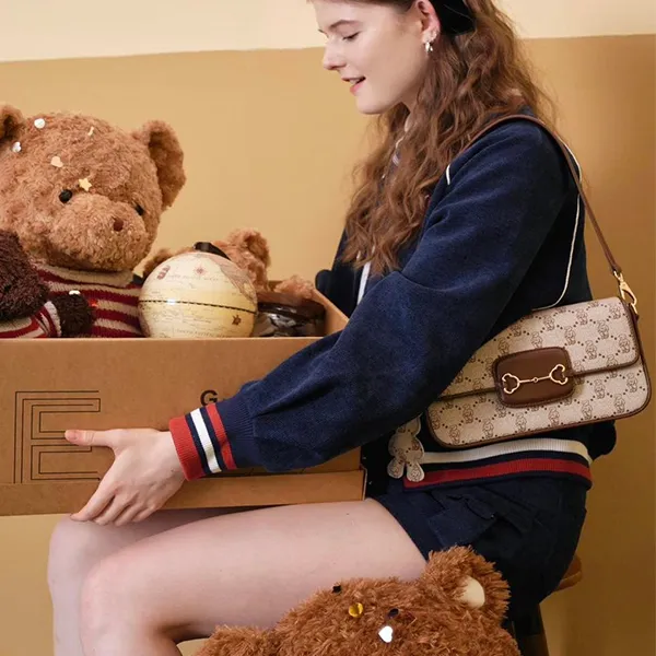 Túi Đeo Vai Nữ TTWN BEAR TN2917 Màu Xám Viền Nâu