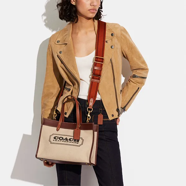 Túi Xách Tay Nữ Coach Field Tote 30 With Coach Badge C8459 B4TXJ Màu Be Nâu