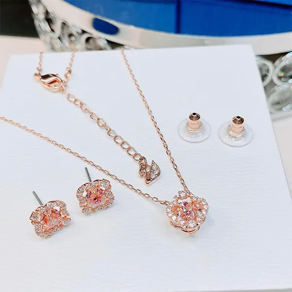 Set Dây Chuyền, Khuyên Tai Nữ Swarovski Sparkling Clover Dance Set Pink Rose Gold Tone Plated Màu Vàng Hồng - Trang sức - Vua Hàng Hiệu
