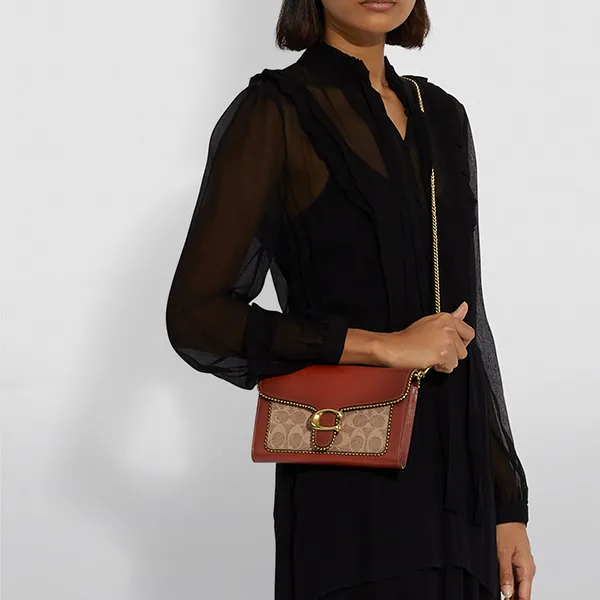 Túi Đeo Chéo Nữ Coach Tabby Signature Canvas With Beadchain Màu Đỏ Nâu