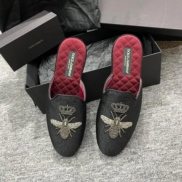 Dép Sục Nam Dolce & Gabbana D&G Slipper Ong CP2603 Màu Đen Đỏ Size 8