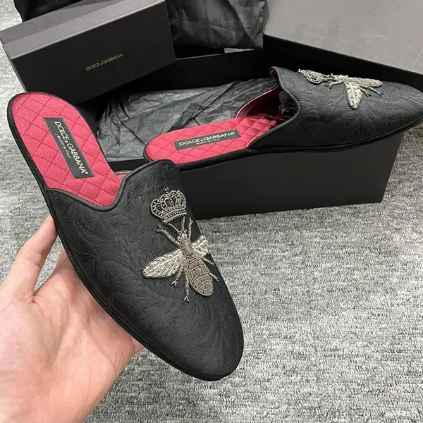 Dép Sục Nam Dolce & Gabbana D&G Slipper Ong CP2603 Màu Đen Đỏ Size 8