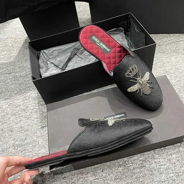 Dép Sục Nam Dolce & Gabbana D&G Slipper Ong CP2603 Màu Đen Đỏ Size 8