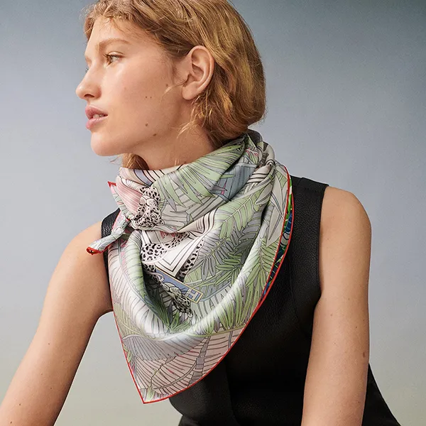 Khăn Hermès Les Douze Leopards Double Face Scarf 90 Rose Bonbon / Vert Vif / Jaune Màu Xanh Hồng