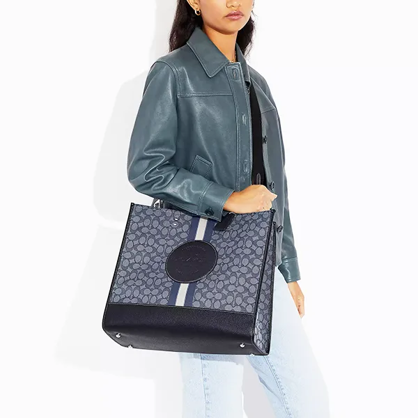 Túi Tote Nữ Coach Dempsey 40 In Signature Jacquard With Stripe And Patch C8418 Màu Xanh Navy
