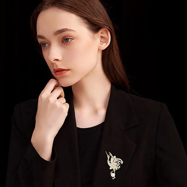 Cài Áo Nữ Meri Hạc Và Ngọc Trai Thanh Lịch BR640 Màu Vàng