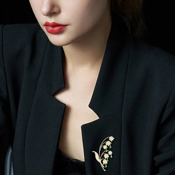 Cài Áo Nữ Meri Nhành Hoa Kèn Lung Linh BR631 Màu Vàng