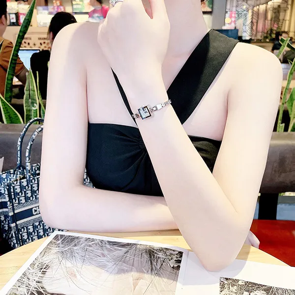 Đồng Hồ Nữ Gucci 102 G-Mini Màu Bạc