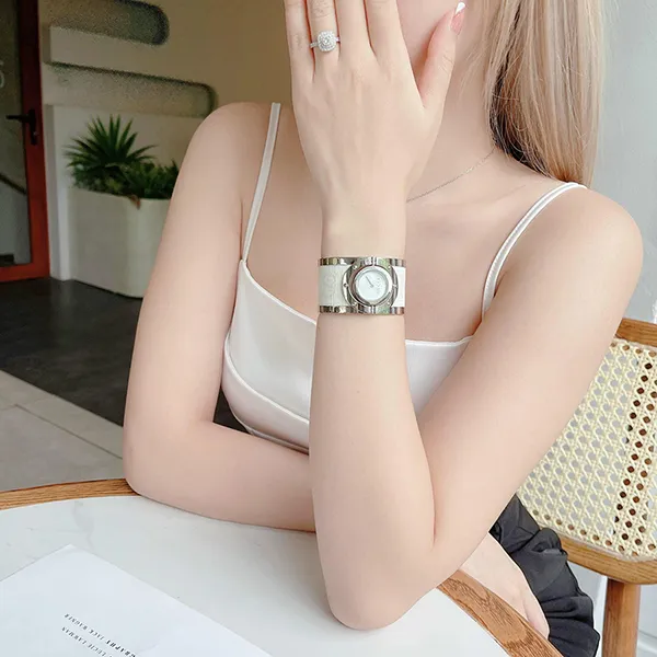 Đồng Hồ Nữ Gucci Twirl Bangle Ladies Watch YA112419 Màu Trắng
