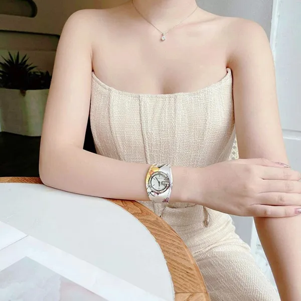 Đồng Hồ Nữ Gucci U Play Case 35mm Màu Trắng Họa Tiết