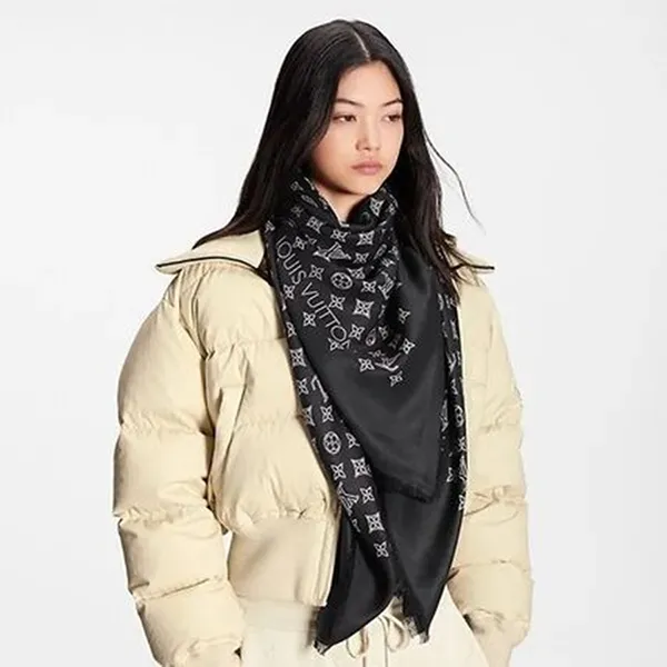 Khăn Quàng Cổ Nữ Louis Vuitton LV M77896 Mahina Flight Mode Printed Shawl Màu Đen Họa Tiết