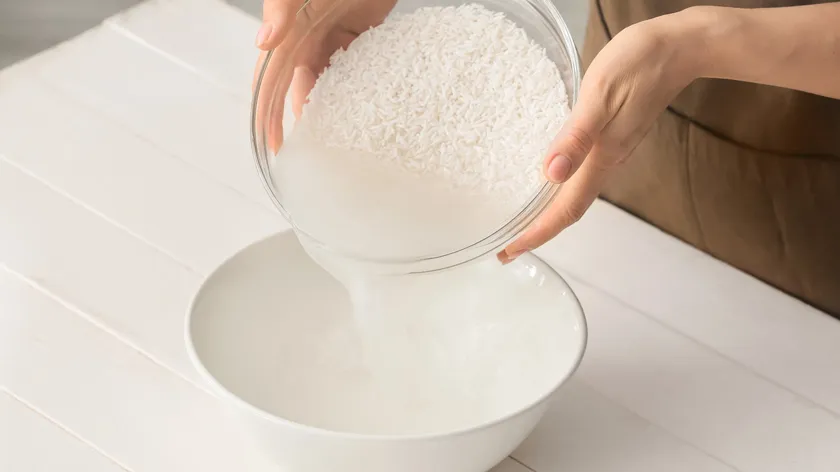 Cách rửa mặt bằng nước vo gạo để có làn da trắng mịn tự nhiên - 1