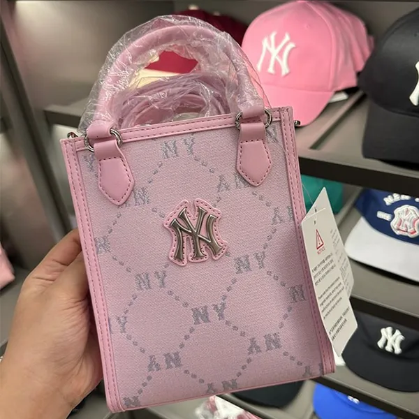 Túi Đeo Chéo Trẻ Em MLB Monogram New York Yankees 7ACRMD34N 50PKL Màu Hồng