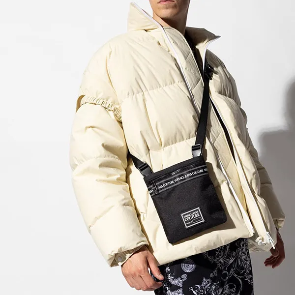 Túi Đeo Chéo Nam Versace Jeans Couture Logo-patch Zip-up Messenger Bag Màu Đen - Túi xách - Vua Hàng Hiệu