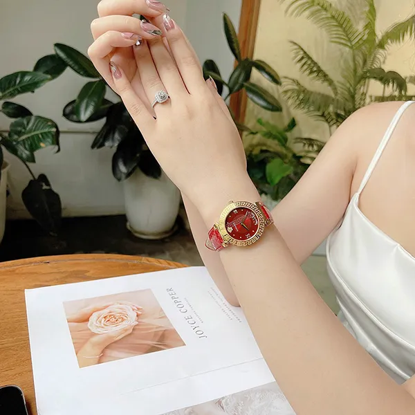 Đồng Hồ Nữ Versace Daphnis Quartz Red Dial Red Leather V16080017 35mm Màu Đỏ Vàng