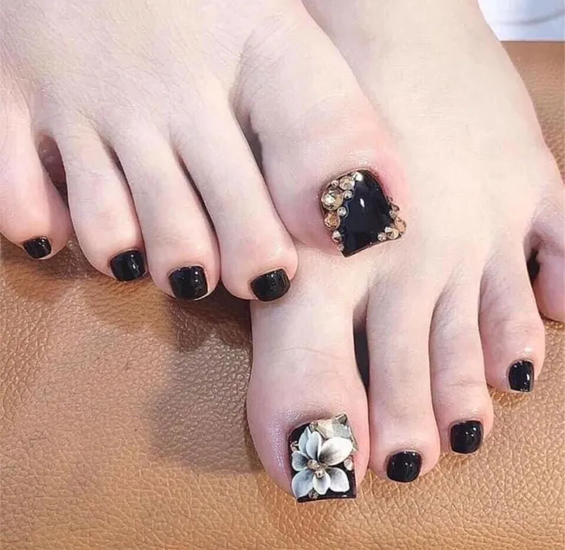 Móng giả thiết kế theo yêu cầu-mẫu nail chân đính đá thương hiệu - Miếng  dán trang trí móng | TheFaceHolic.com